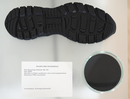 Bild: Impressionen aus der Ausstellung. Schuhsohle, seit 2023, Tyre Recyclings Solution SA, CH, Schuhsohlen aus Altreifen, in Produktion / Prototyp - Foto: Hans Schürmann